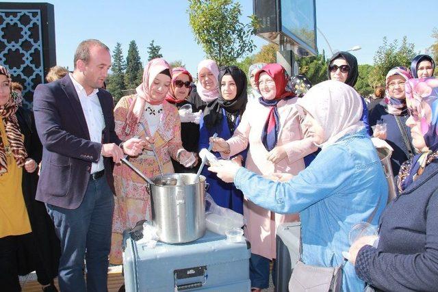 Ak Parti Biga İlçe Teşkilatı Aşure Dağıttı