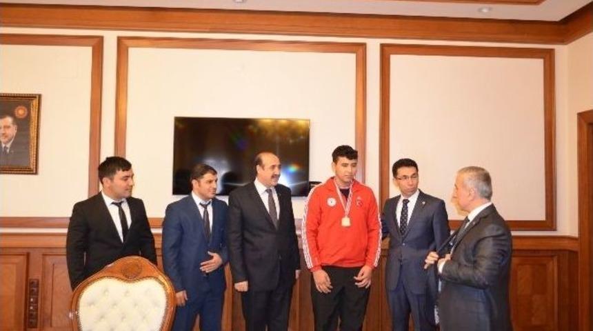 Vali Kam&ccedil;ı Malatyalı Şampiyonu &Ouml;d&uuml;llendirdi