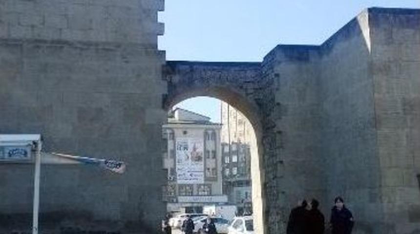 Aldatan Karısına Kızdı Surlara &Ccedil;ıktı