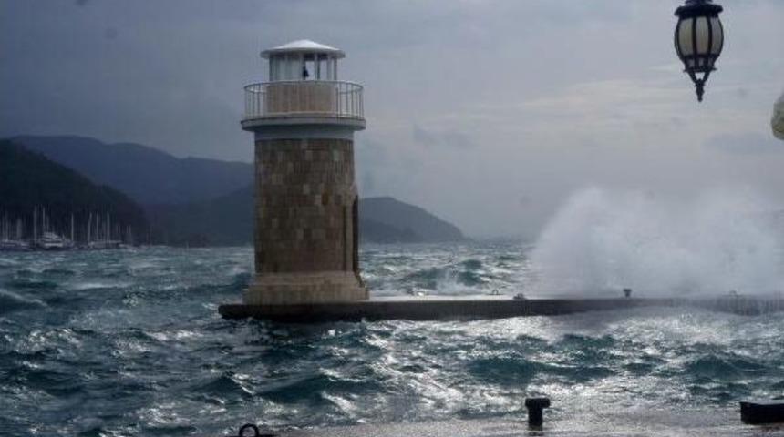 Marmaris'te Fırtına Etkili Oluyor