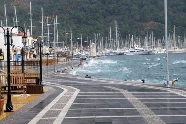 Marmaris'te Fırtına Etkili Oluyor