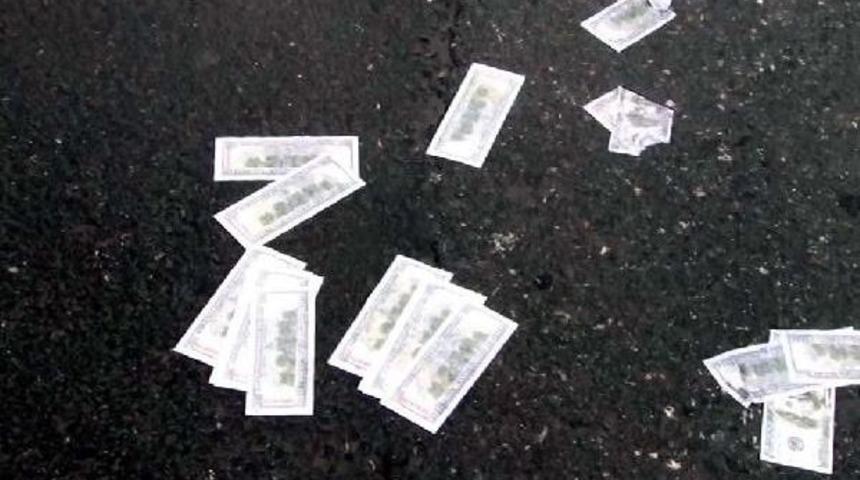 Başbakanlık Ofisi &Ouml;n&uuml;nde Sahte Dolarlı &Ouml;ğrenci Eylemi