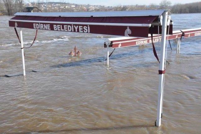 Edirne'de Su Taşkınları Karağaç'ta Ulaşımı Etkiledi (2)