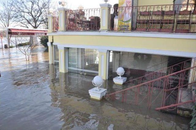 Edirne'de Su Taşkınları Karağaç'ta Ulaşımı Etkiledi (2)