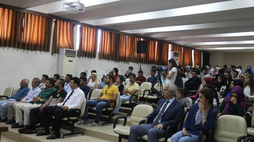 &Uuml;niversiteye Yeni Başlayan &Ouml;ğrenciler Tanışma Toplantısında Buluştu