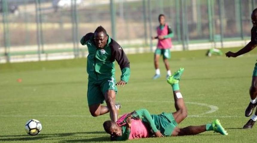 Bursaspor'da Badu 3 Hafta Yok