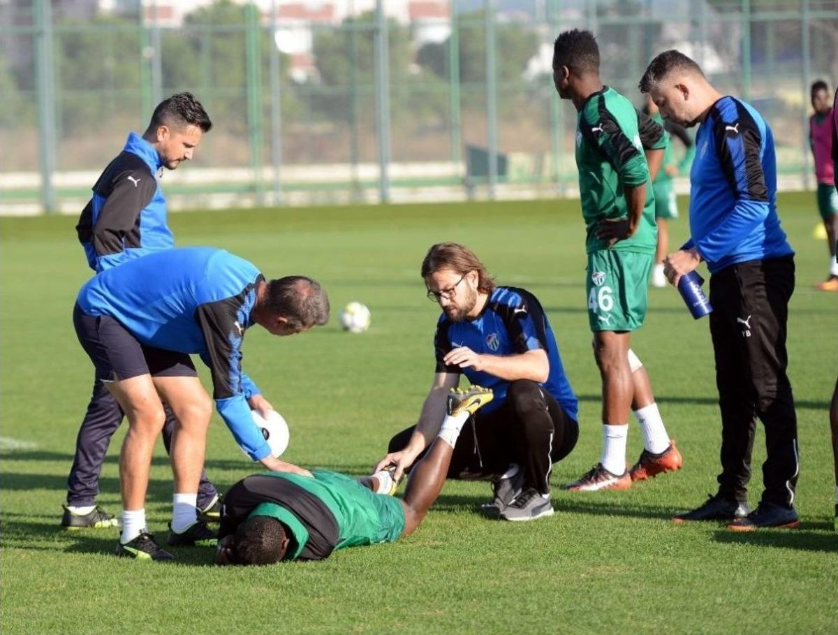 Bursaspor&rsquo;da Korkutan Sakatlık, Sahadan Koltuk Değnekleri İle Ayrıldı