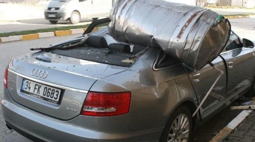 L&uuml;ks Aracın &Uuml;zerine Su Varili D&uuml;şt&uuml;