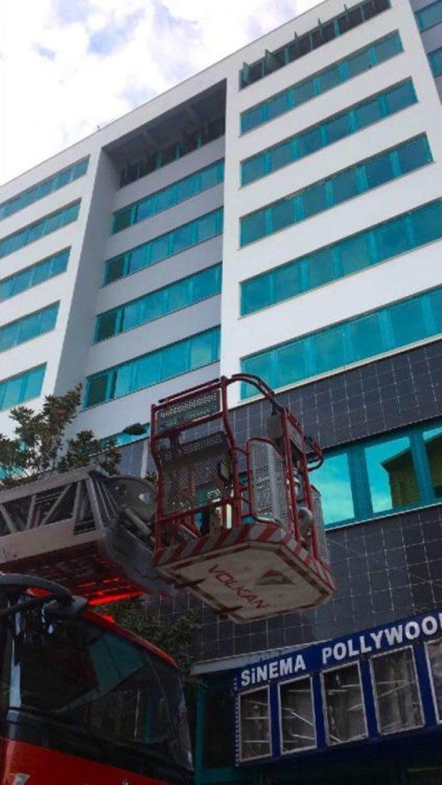 Belediye Binasındaki Yangın, B&uuml;y&uuml;meden S&ouml;nd&uuml;r&uuml;ld&uuml; 3