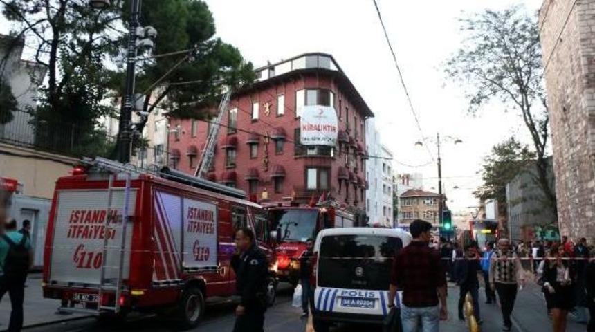 G&uuml;lhane'de Otelin &Ccedil;atısında Yangın...(Geniş)