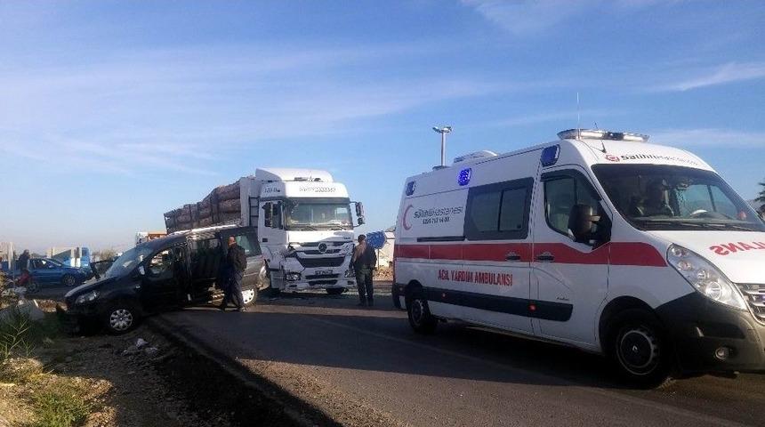 Tır İle Kamyonet &Ccedil;arpıştı: 4 Yaralı