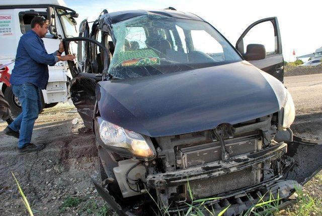 Tır İle Kamyonet &Ccedil;arpıştı: 4 Yaralı 1