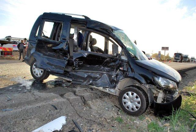 Tır İle Kamyonet &Ccedil;arpıştı: 4 Yaralı 2