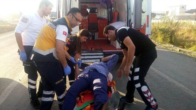 Tır İle Kamyonet &Ccedil;arpıştı: 4 Yaralı 3