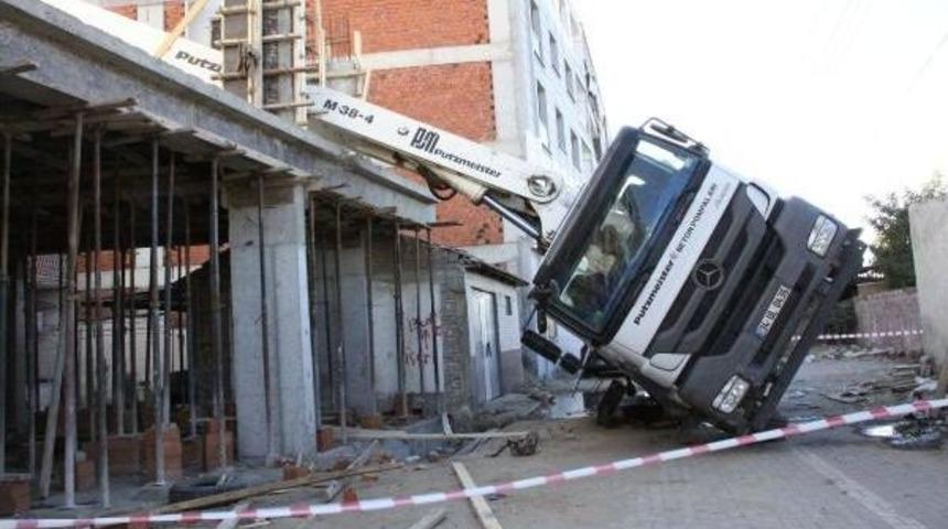 Beton Pompası Iş&ccedil;ilerin &Uuml;st&uuml;ne Devrildi: 1 &Ouml;l&uuml;, 2 Yaralı