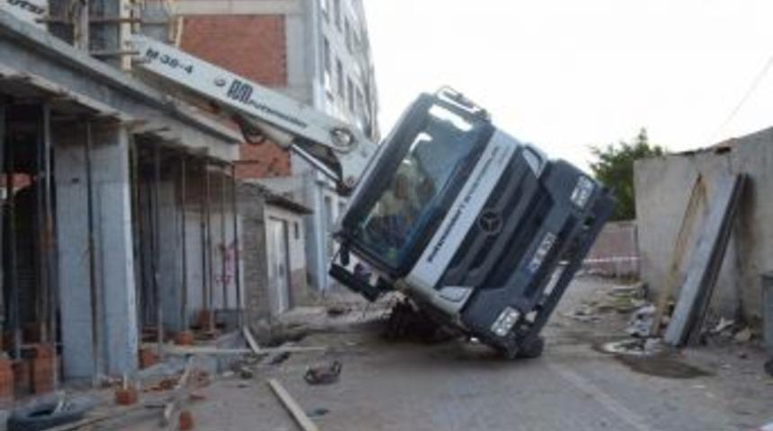Saruhanlı&rsquo;da Beton Pompası Devrildi: 1 &Ouml;l&uuml;, 2 Yaralı