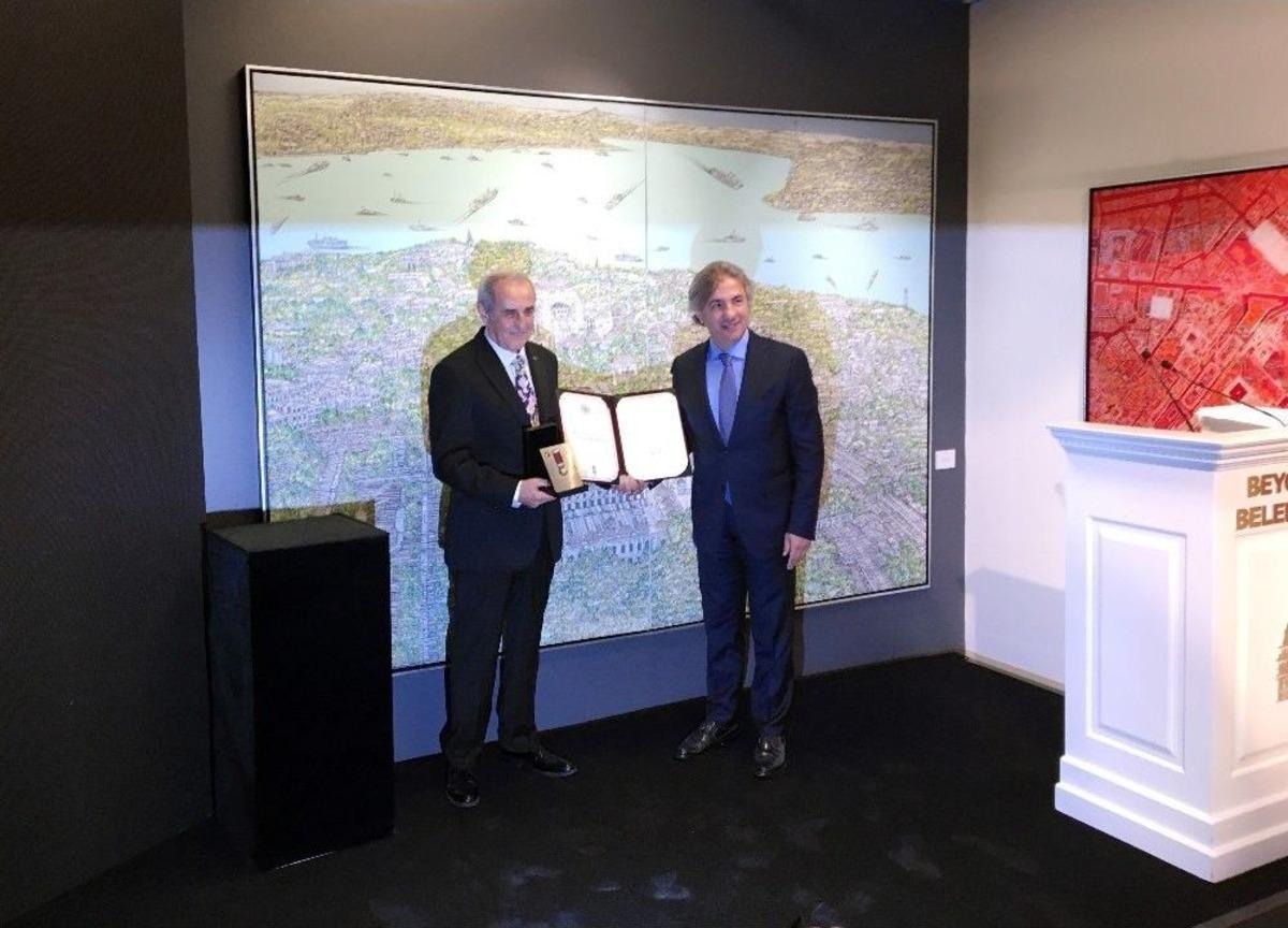 Ressam Devrim Erbil&rsquo;e Beyoğlu Nişanı Verildi