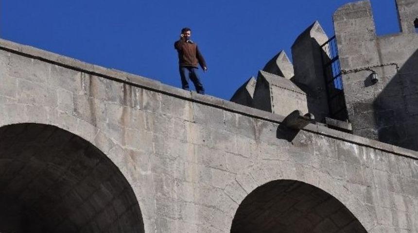 Kale Surlarına &Ccedil;ıkan Şahıs 3 Saat Sonra İkna Edilerek İndirildi