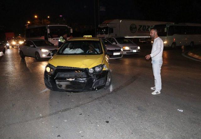 Ambulans İle Ticari Taksi Çarpıştı: 5 Yaralı