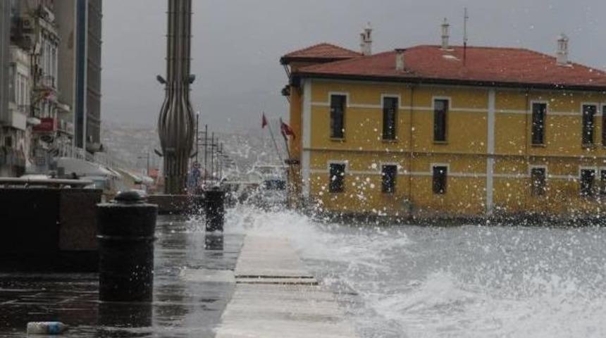 İzmir'i Lodos &Ccedil;arptı