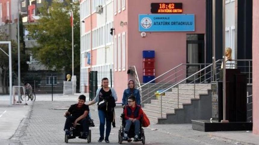 Asans&ouml;r Bozulunca Katlarda Mahsur Kalan Bedensel Engelli &Ouml;ğrencileri Itfaiye Indirdi (2)- Yeniden