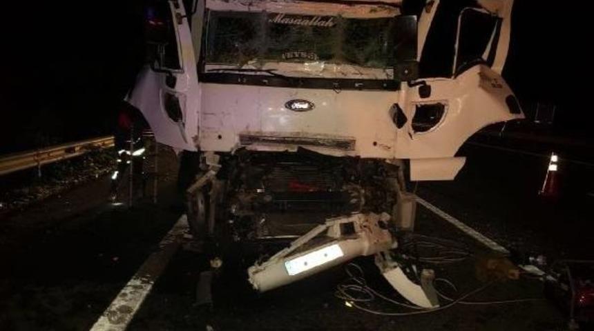 Emniyet Şeridindeki Duran Tır'a &Ccedil;arptı: 1 Yaralı