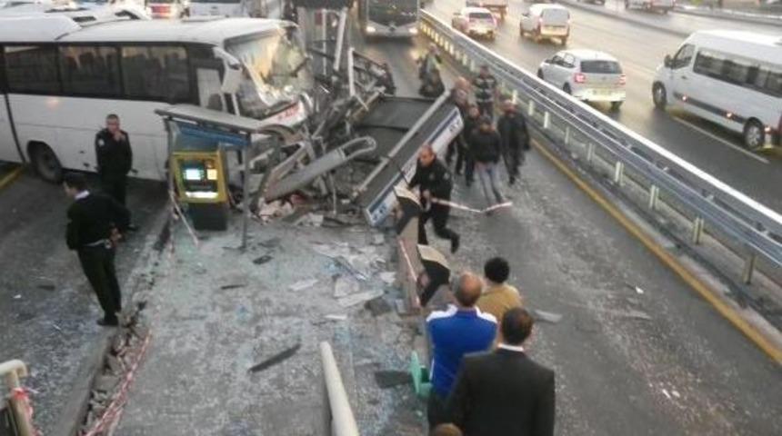 Servis Midib&uuml;s&uuml;, Metrob&uuml;s Durağına Daldı: 3 Yaralı