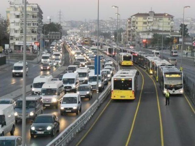 Servis Midibüsü, Metrobüs Durağına Daldı: 3 Yaralı