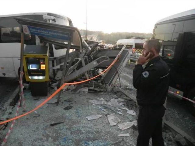 Servis Midibüsü, Metrobüs Durağına Daldı: 3 Yaralı