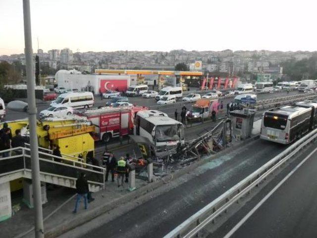 Servis Midibüsü, Metrobüs Durağına Daldı: 3 Yaralı