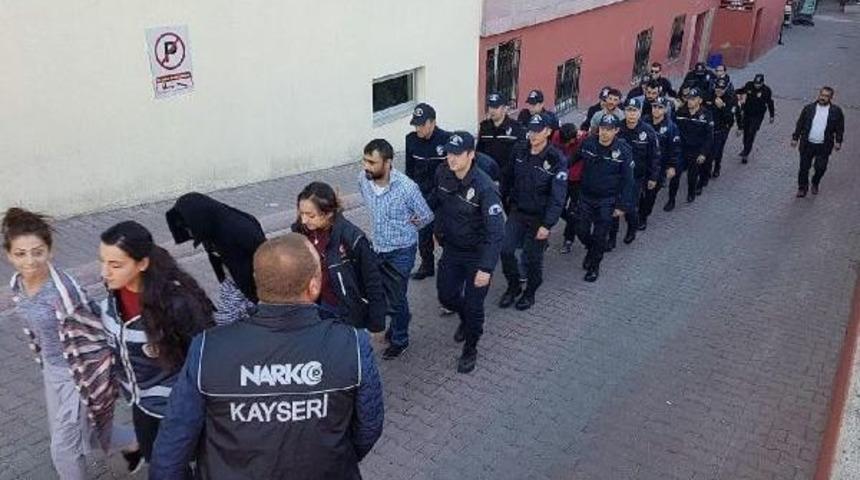 Uyuşturucu Satıcılarına Operasyon: 2'si Kadın 11 Kişi Adliyede