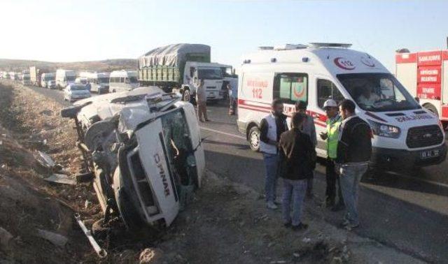 Şanlıurfa’Da Işçi Servisi Devrildi: 14 Yaralı