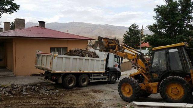 Kemah’ta Yol Bakım Çalışmaları Devam Ediyor