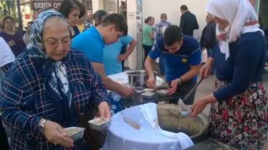 Sevgiyolu Esnafı Aşure Dağıttı