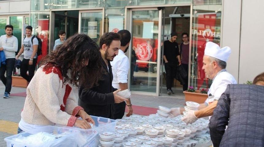 Belediyeden Üniversiteli Öğrencilere Aşure Sürprizi