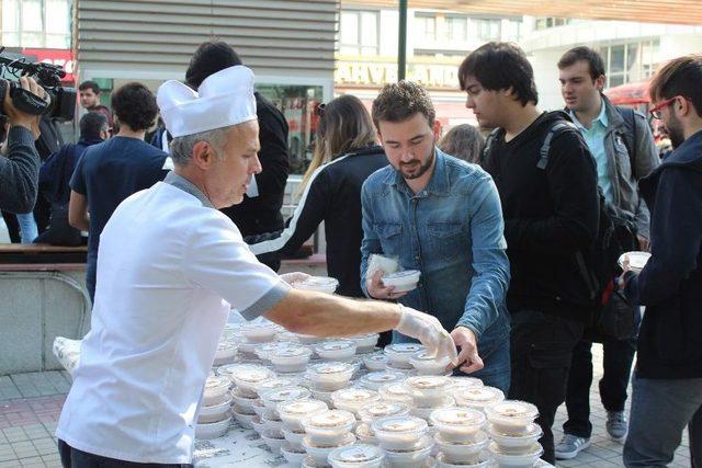 Belediyeden Üniversiteli Öğrencilere Aşure Sürprizi