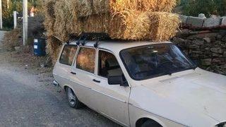 Onlarca Paket Samanı Taşıyan Otomobil Görenleri Şaşırttı