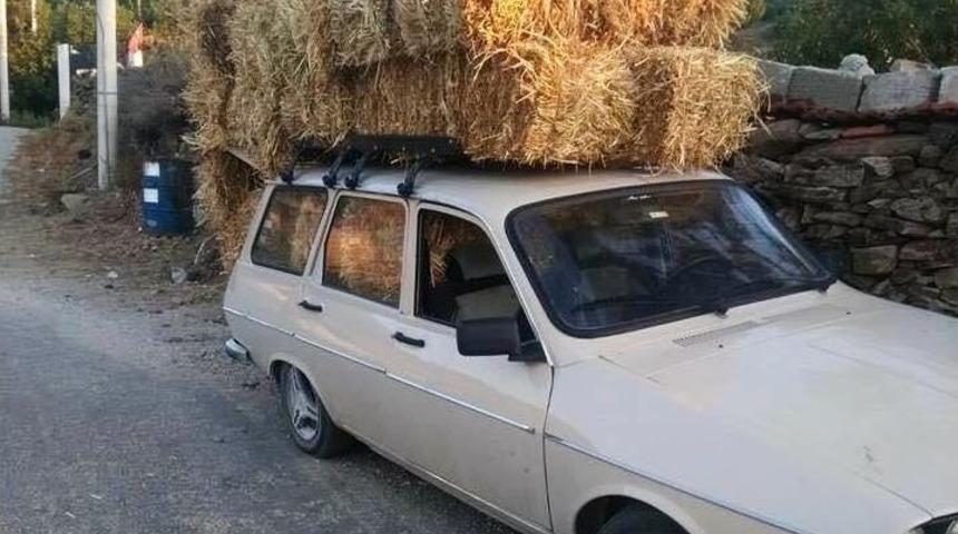 Onlarca Paket Samanı Taşıyan Otomobil Görenleri Şaşırttı