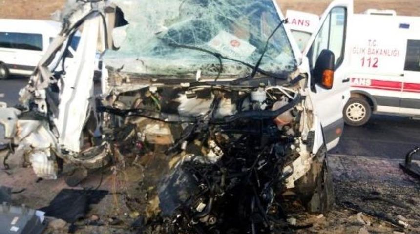 &Uuml;niversite Kampus Yolunda Kaza: 19 Yaralı