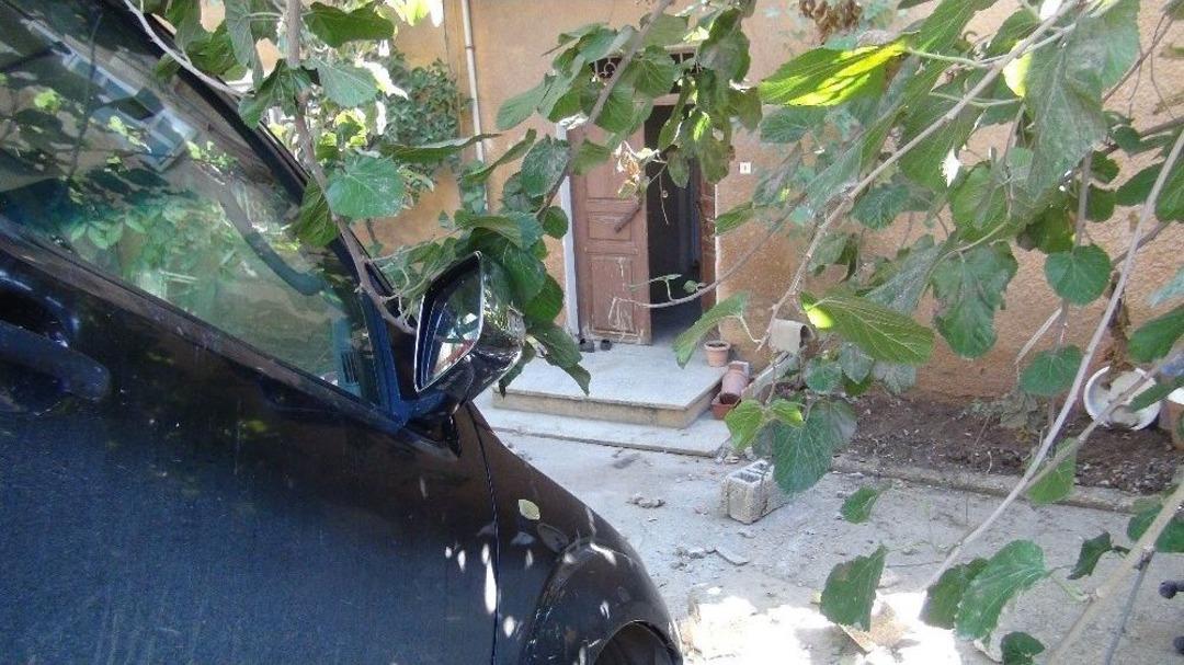 (&ouml;zel Haber) Kavun Y&uuml;kl&uuml; Ara&ccedil; Bah&ccedil;e Duvarını Yıktı