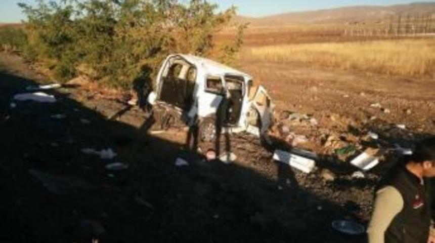 Direksiyon Hakimiyeti Kaybolan Otomobil Takla Attı: 1 &Ouml;l&uuml;, 2 Yaralı