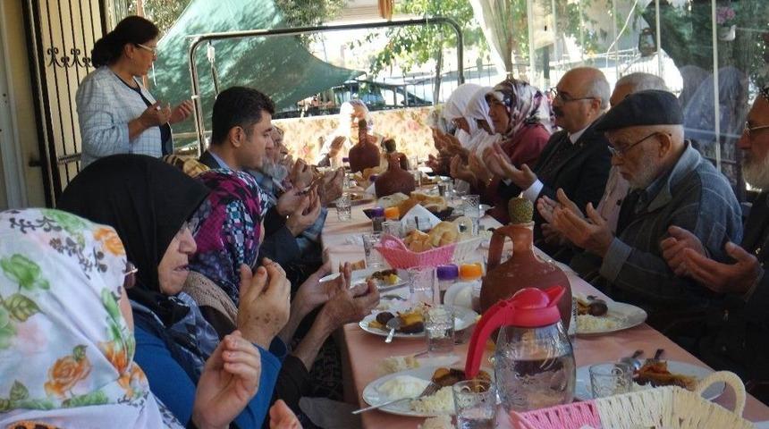 Vali K&ouml;şger, G&uuml;n&uuml;n&uuml; Yaşlılara Ayırdı
