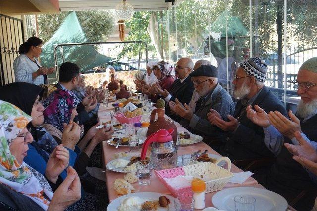 Vali Köşger, Gününü Yaşlılara Ayırdı