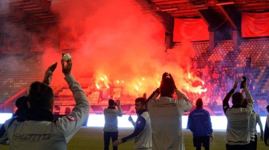 Bş.bld. Erzurumspor Taraftarından Gece Antrenmanında Meşaleli Destek