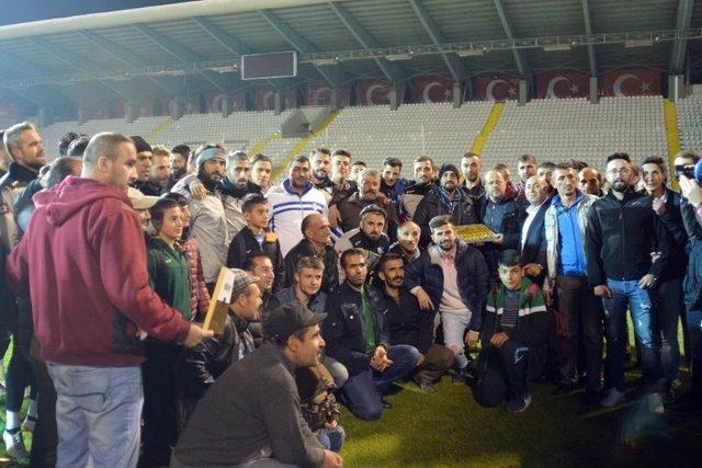 Bş.bld. Erzurumspor Taraftarından Gece Antrenmanında Meşaleli Destek