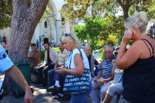 Hırsızlar Lokma Kuyruğunda Turistleri Soydu