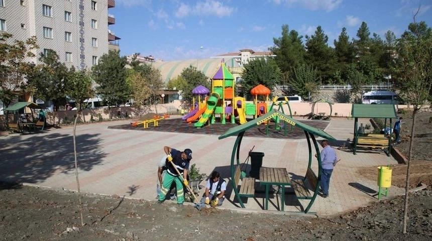 Siirt&rsquo;te Park Ve Bah&ccedil;elerden Bakım Ve Onarım &Ccedil;alışmaları