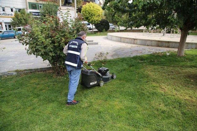 Siirt&rsquo;te Park Ve Bah&ccedil;elerden Bakım Ve Onarım &Ccedil;alışmaları 1