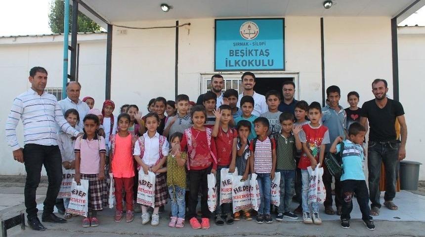 &Uuml;niversite &Ouml;ğrencisinden K&ouml;y Okuluna Yardım