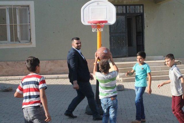 Üniversite Öğrencisinden Köy Okuluna Yardım